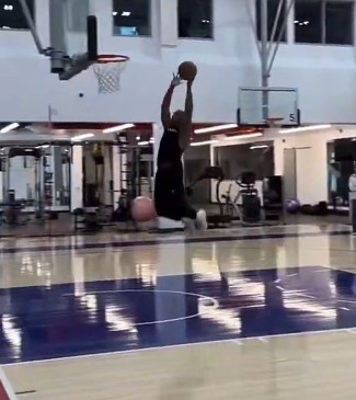 Kaiyun Sports-老炮这状态！保罗在老快船基地训练 自己抛球完成双手挂筐暴扣