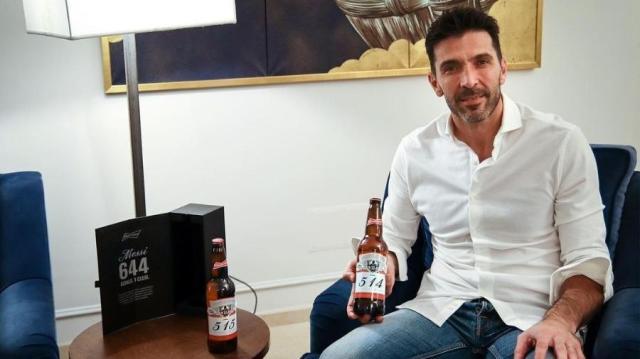 1609919293439018697.jpg buffon-com-sua-cerveja-dada-por-messi-1608900883642_v2_900x506.jpg